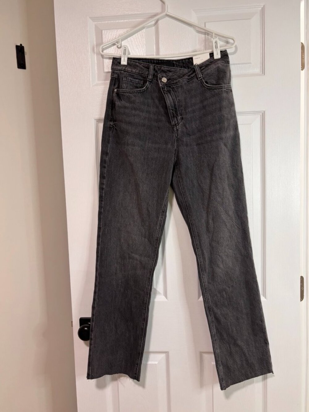 Zara Straight Fit Grey Wash Jeans / Raw Hem Denim (US 4/Size 36)